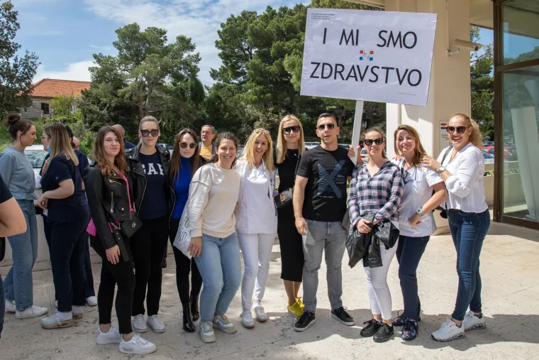 'I mi smo zdravstvo': Pogledajte kako su danas prosvjedovale medicinske sestre i tehničari