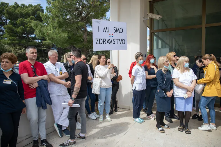 'I mi smo zdravstvo': Pogledajte kako su danas prosvjedovale medicinske sestre i tehničari
