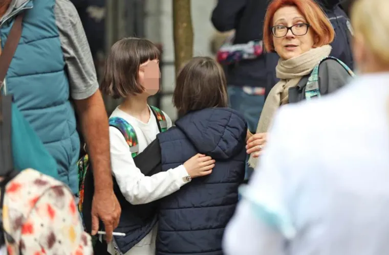 Djeca iz beogradske &scaron;kole napokon s roditeljima. Obgrljeni i zbunjeni, napustili &scaron;kolu
