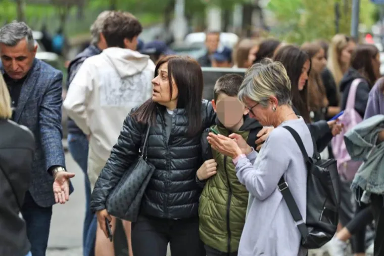 Djeca iz beogradske &scaron;kole napokon s roditeljima. Obgrljeni i zbunjeni, napustili &scaron;kolu