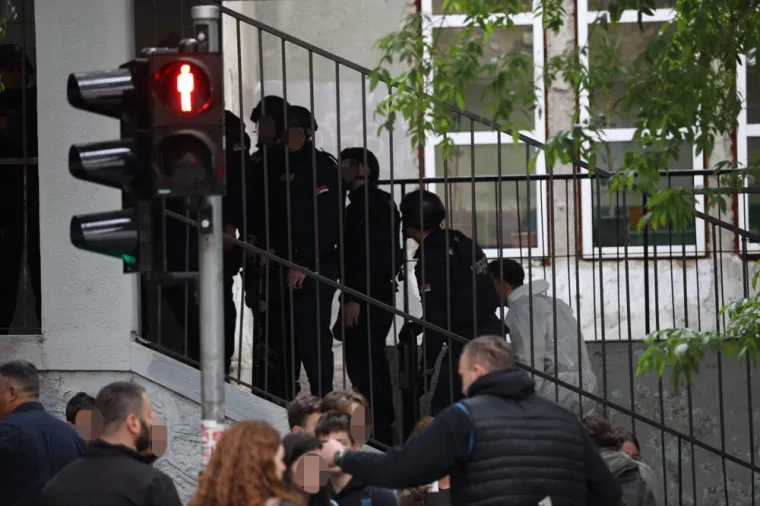 Djeca iz beogradske &scaron;kole napokon s roditeljima. Obgrljeni i zbunjeni, napustili &scaron;kolu