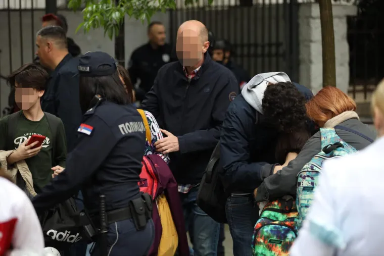 Djeca iz beogradske &scaron;kole napokon s roditeljima. Obgrljeni i zbunjeni, napustili &scaron;kolu