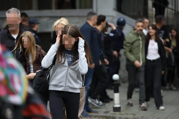 Djeca iz beogradske &scaron;kole napokon s roditeljima. Obgrljeni i zbunjeni, napustili &scaron;kolu