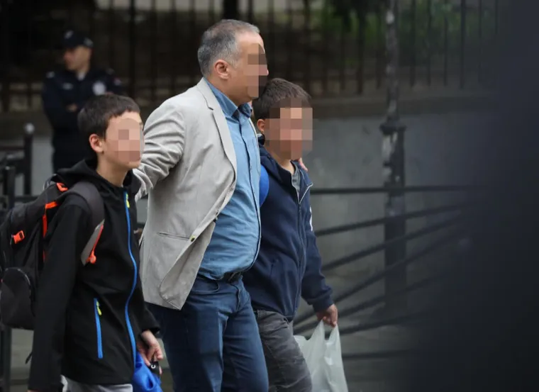 Djeca iz beogradske &scaron;kole napokon s roditeljima. Obgrljeni i zbunjeni, napustili &scaron;kolu