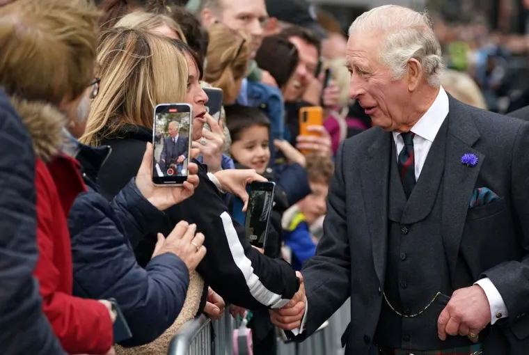 Express UK javlja da je ITV News anketirao gotovo dvije tisuće odraslih Britanaca različitih dobnih skupina o njihovom mi&scaron;ljenju o monarhiji te podržavaju li vladavinu kralja Charlesa III. Rezultati su bili &scaron;okantni.