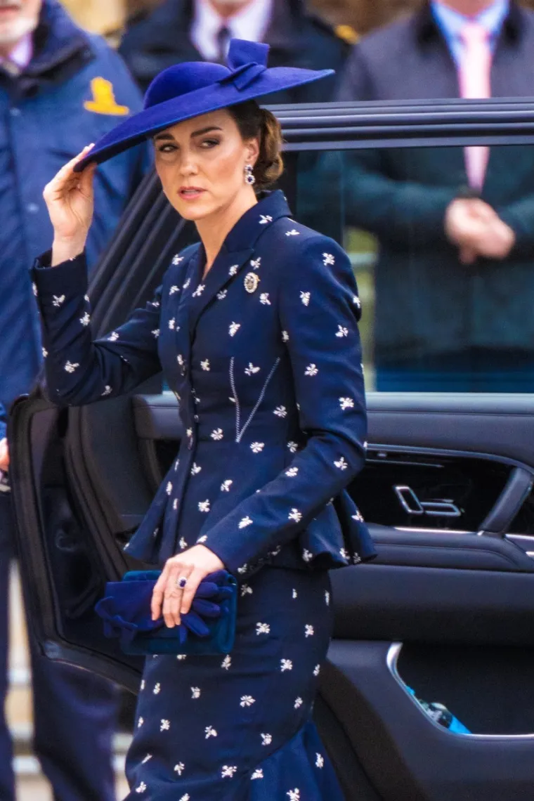 Express UK pi&scaron;e da će Kate prekinuti tradiciju članica kraljevske obitelji no&scaron;enja tijare na glavi na krunidbi. Umjesto nje, princeza od Walesa će imati cvjetni vjenčić na glavi koji će njenom izgledu dati "hipijevski" dojam.