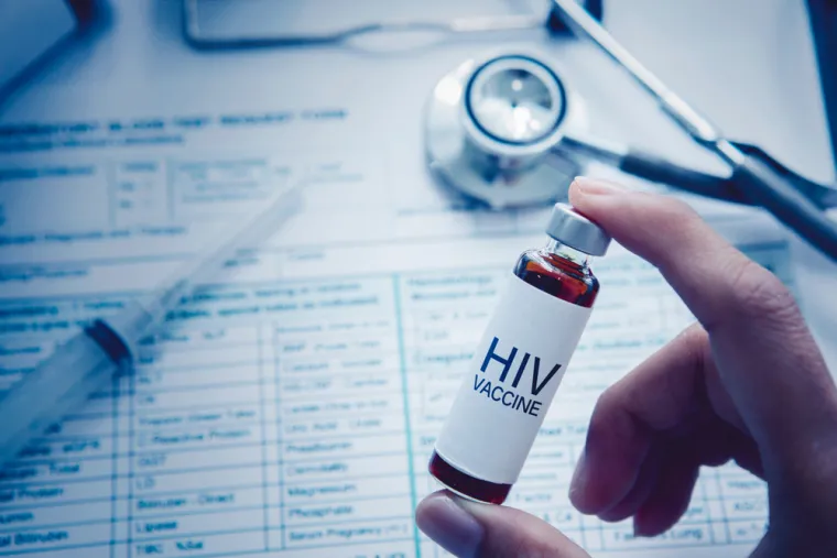 3. HIV: Ranice u ustima i afte česte su kod osoba koje pate od HIV-a, kao i suha usta. To je zato što virus može uzrokovati oticanje žlijezda slinovnica, što dovodi do smanjene proizvodnje sline. Suha usta također mogu biti nuspojava lijekova protiv HIV-a, navodi Medical News Today. 