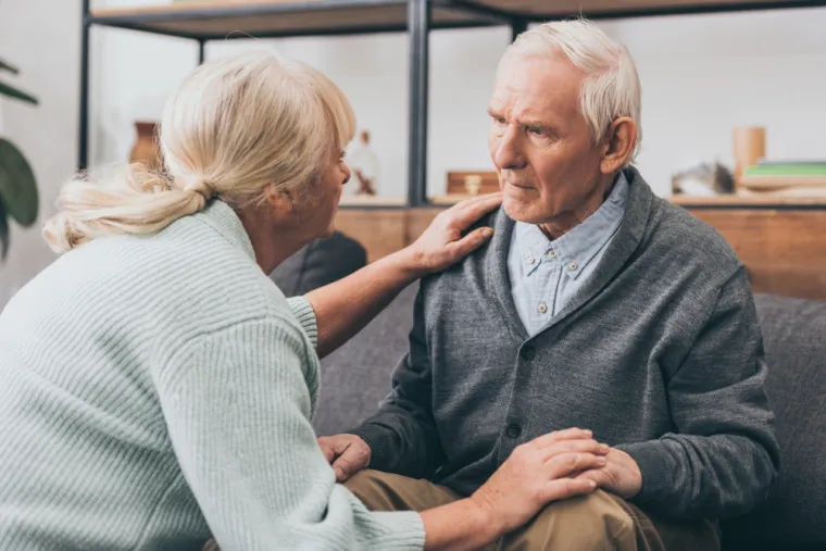 4. Alzheimerova bolest: Prema Udruzi za Alzheimerovu bolest, ljudi s tim stanjem često mogu zaboraviti pravilno se hidrirati ili prakticirati dobru oralnu higijenu, što dovodi do suhih usta. 