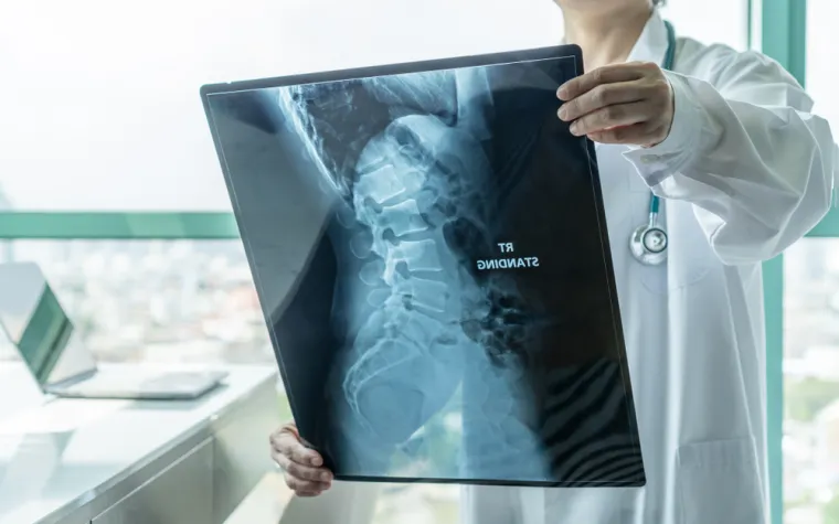 Nerijetko je potrebno pristupiti i biopsiji, odnosno uzimanju komadića tumora kako bi ga se moglo pogledati pod mikroskopom. Biopsiju je ponekad u slučaju tumora na kostima, potrebno obaviti kirurškim putem. Nakon biopsije predviđa se razvoj karcinoma te se određuje terapija. Liječnik može preporučiti snimanje drugih dijelova tijela, ako sumnja na metastatski karcinom. Scintigrafija kostura je jedna od važnijih pretraga budući da daje pozitivan nalaz mnogo prije nego radiološki pregled. 