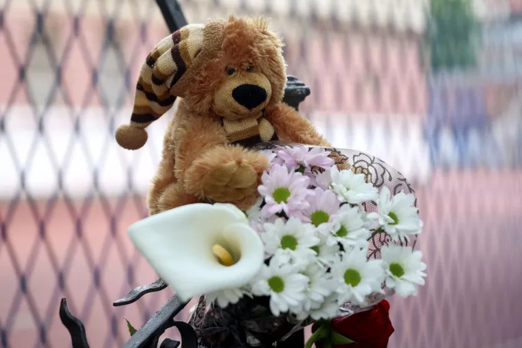 Brojni su ljudi okupljeni ispred Osnovne &scaron;kole "Vladislava Ribnikara", gdje je 13-godi&scaron;nji učenik ubio osmero djece i za&scaron;titara, zapalili svijeće i oplakuju žrtve nasilja.