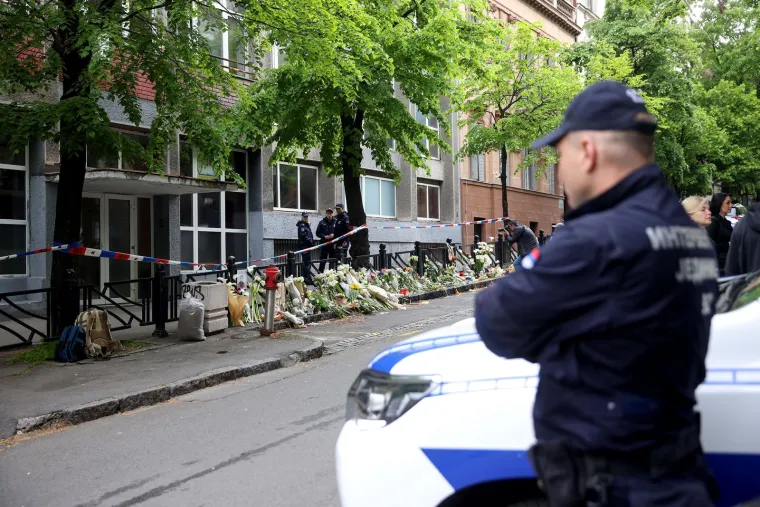 Brojni ljudi okupljeni ispred osnovne &scaron;kole "Vladislav Ribnikar" gdje je 14-godi&scaron;nji učenik ubio osmero djece i za&scaron;titara zapalili su svijeće i oplakuju žrtve nasilja.