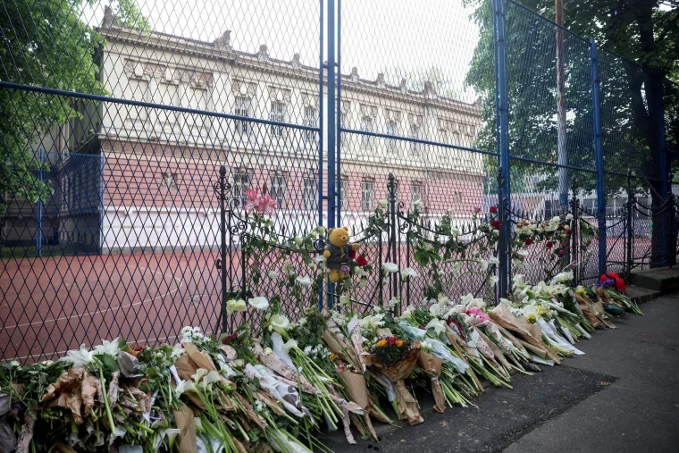  Brojni ljudi okupljeni ispred osnovne &scaron;kole "Vladislav Ribnikar" gdje je 14-godi&scaron;nji učenik ubio osmero djece i za&scaron;titara zapalili su svijeće i oplakuju žrtve nasilja.