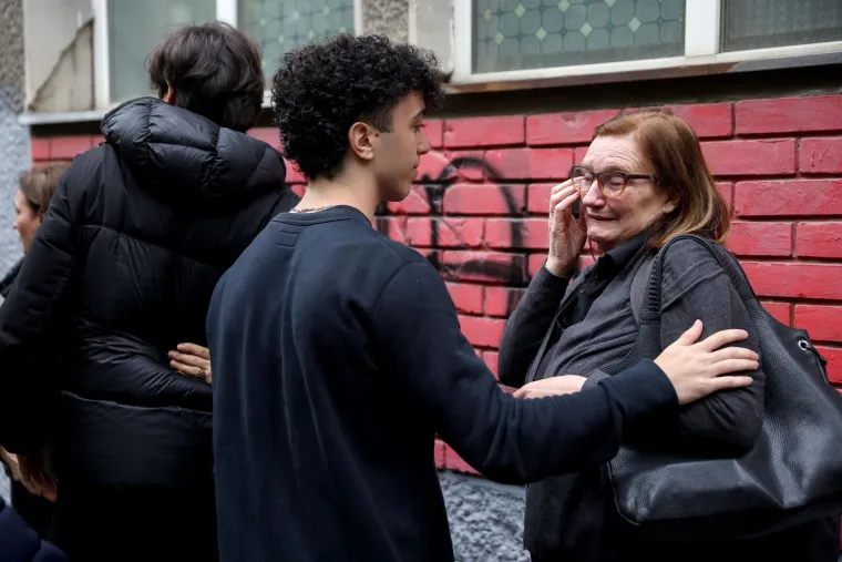  Brojni ljudi okupljeni ispred osnovne &scaron;kole "Vladislav Ribnikar" gdje je 14-godi&scaron;nji učenik ubio osmero djece i za&scaron;titara zapalili su svijeće i oplakuju žrtve nasilja.