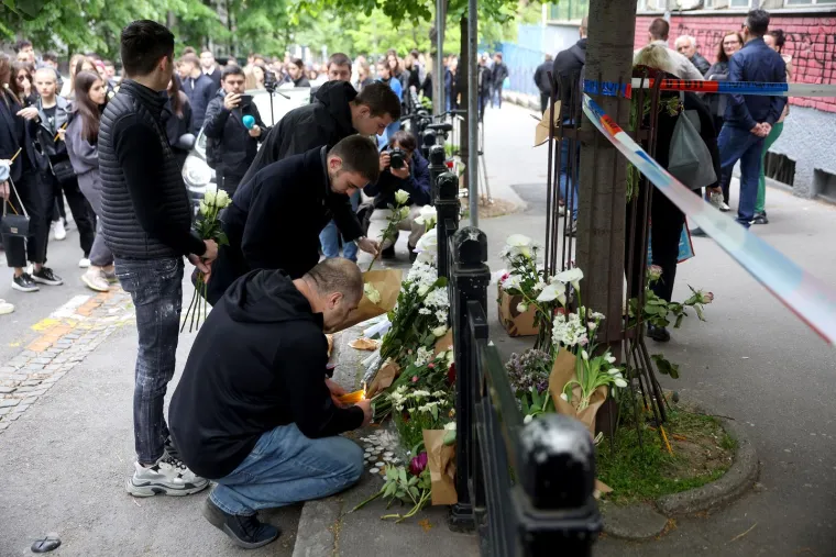  Brojni ljudi okupljeni ispred osnovne &scaron;kole "Vladislav Ribnikar" gdje je 14-godi&scaron;nji učenik ubio osmero djece i za&scaron;titara zapalili su svijeće i oplakuju žrtve nasilja.