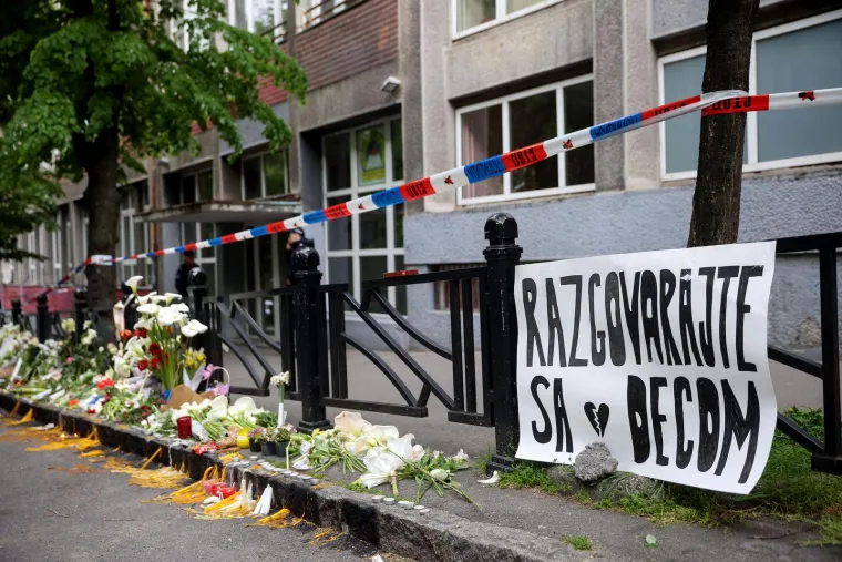  Brojni ljudi okupljeni ispred osnovne &scaron;kole "Vladislav Ribnikar" gdje je 14-godi&scaron;nji učenik ubio osmero djece i za&scaron;titara zapalili su svijeće i oplakuju žrtve nasilja.