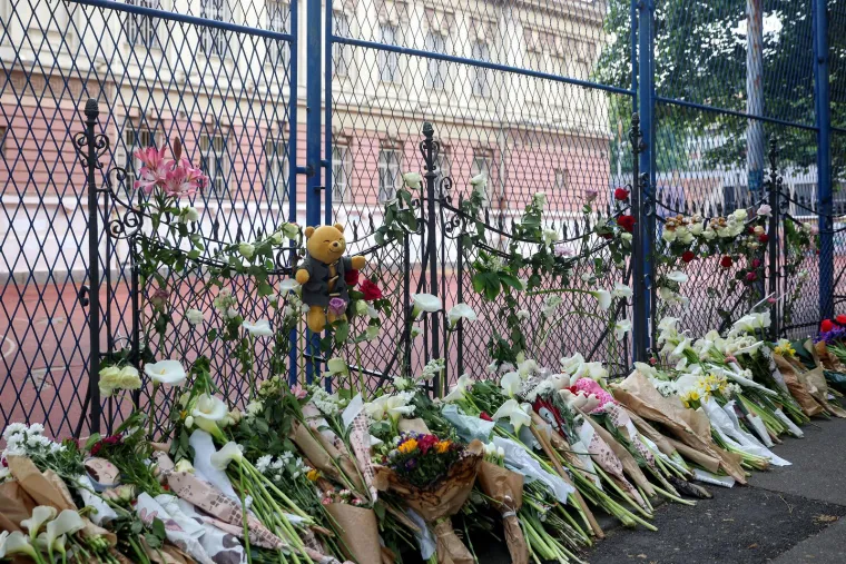  Brojni ljudi okupljeni ispred osnovne &scaron;kole "Vladislav Ribnikar" gdje je 14-godi&scaron;nji učenik ubio osmero djece i za&scaron;titara zapalili su svijeće i oplakuju žrtve nasilja.