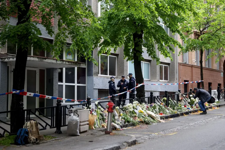 Brojni ljudi okupljeni ispred osnovne &scaron;kole "Vladislav Ribnikar" gdje je 14-godi&scaron;nji učenik ubio osmero djece i za&scaron;titara zapalili su svijeće i oplakuju žrtve nasilja.