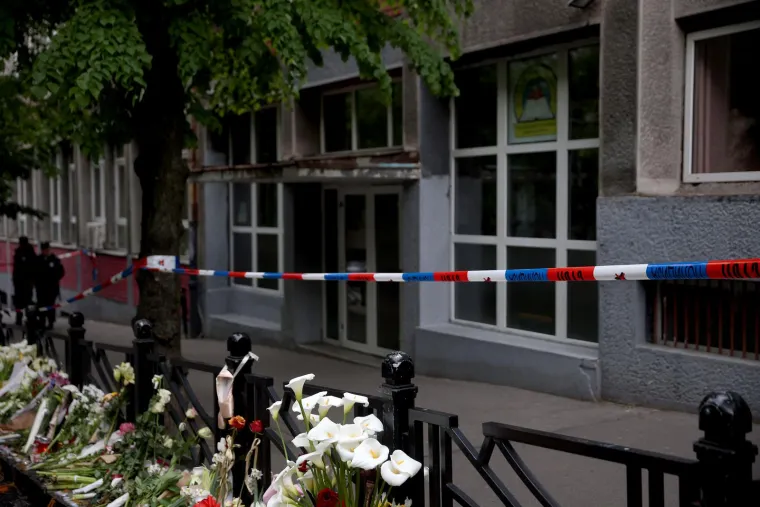  Brojni ljudi okupljeni ispred osnovne &scaron;kole "Vladislav Ribnikar" gdje je 14-godi&scaron;nji učenik ubio osmero djece i za&scaron;titara zapalili su svijeće i oplakuju žrtve nasilja.