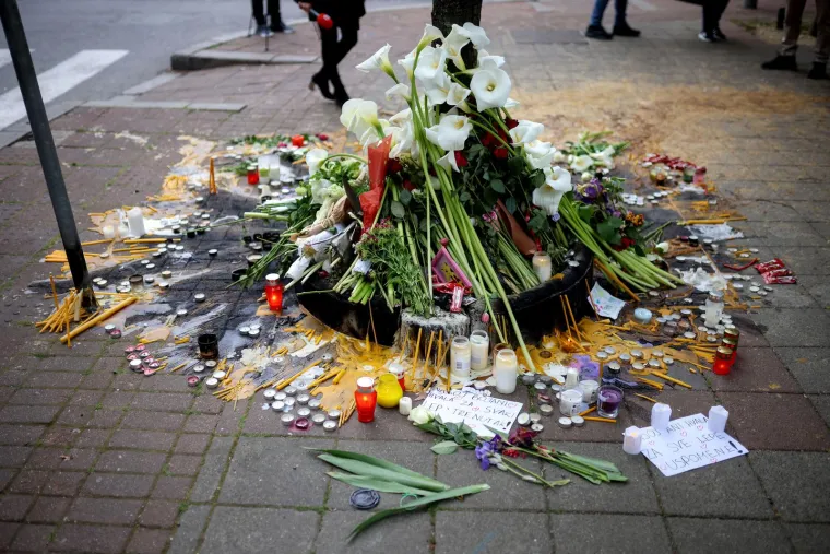  Brojni ljudi okupljeni ispred osnovne &scaron;kole "Vladislav Ribnikar" gdje je 14-godi&scaron;nji učenik ubio osmero djece i za&scaron;titara zapalili su svijeće i oplakuju žrtve nasilja.