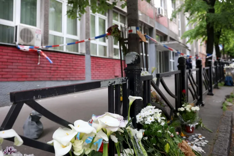  Brojni ljudi okupljeni ispred osnovne &scaron;kole "Vladislav Ribnikar" gdje je 14-godi&scaron;nji učenik ubio osmero djece i za&scaron;titara zapalili su svijeće i oplakuju žrtve nasilja.