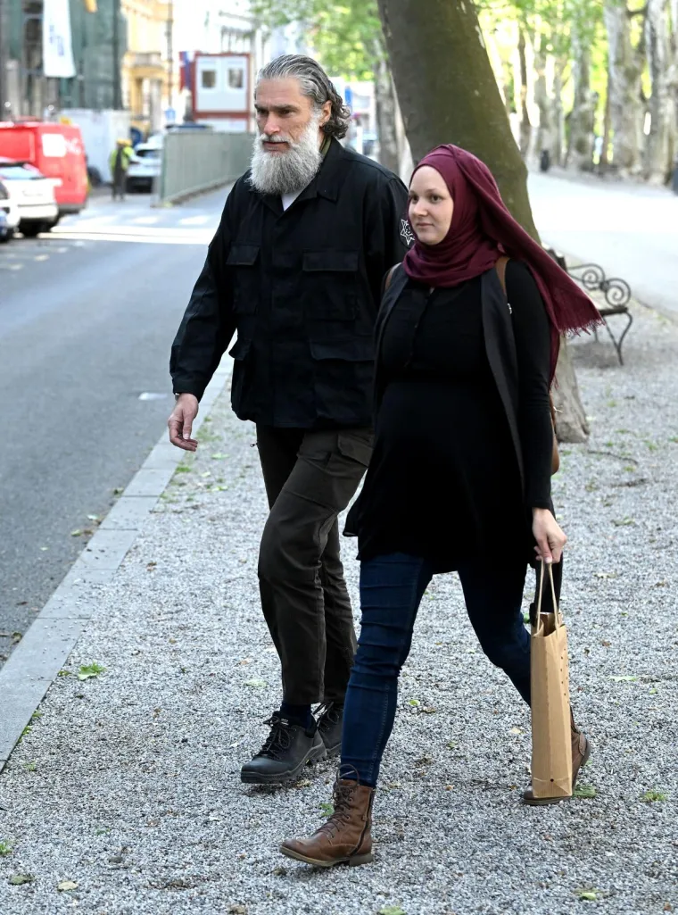 Francišković stigao na sud u društvu trudne supruge Lane: Potvrđena im je optužnica