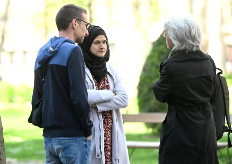 Franci&scaron;ković stigao na sud u dru&scaron;tvu trudne supruge Lane: Potvrđena im je optužnica