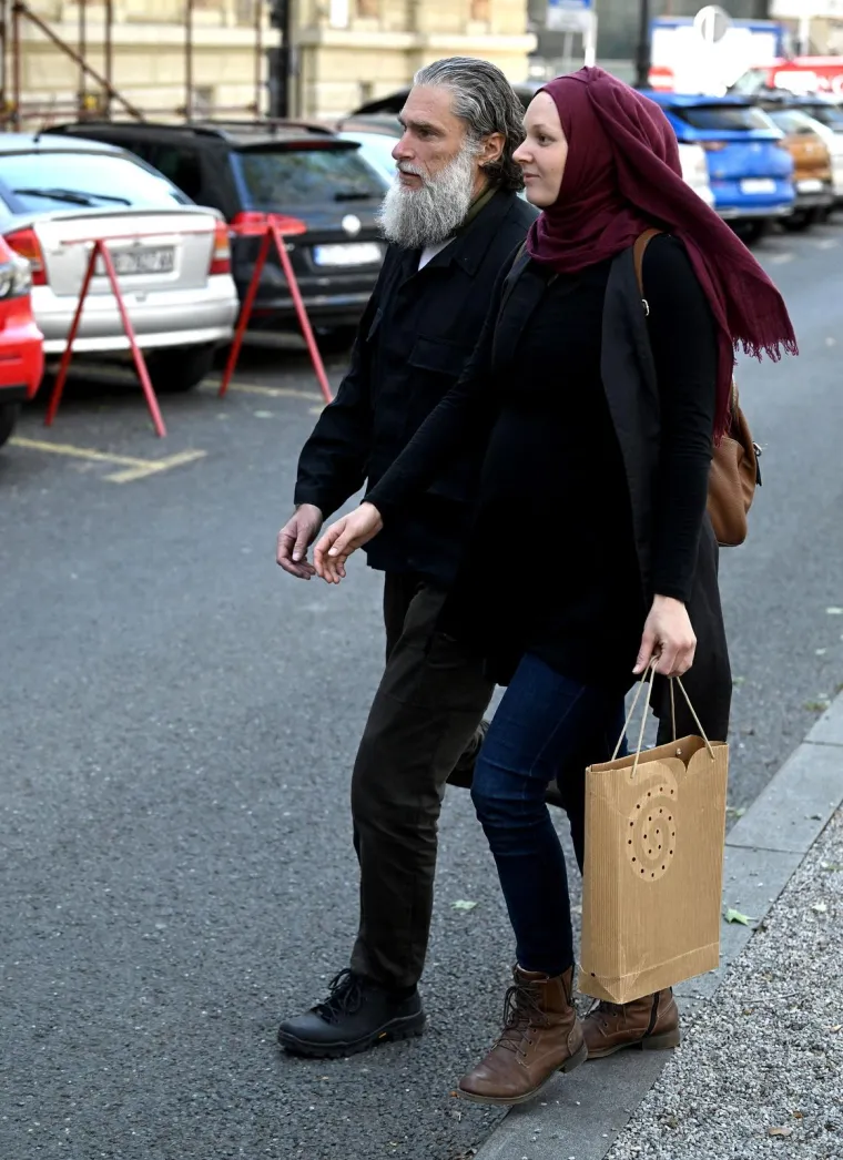 Franci&scaron;ković stigao na sud u dru&scaron;tvu trudne supruge Lane: Potvrđena im je optužnica