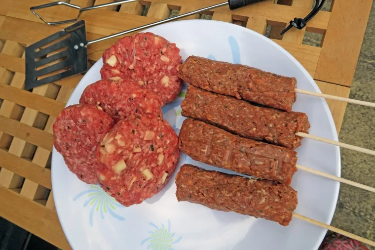 5. Meso: Svake godine se samo u SAD-u prijavi 3300 slučajeva trovanja mesom. Najopasnija je piletina, a mljevena govedina je na nezavidnom drugom mjestu zahvaljujući opasnom soju E. coli. Zato je bez obzira na smrzavanje, sve meso najsigurnije tretirati kao zaraženo i ne riskirati. Temeljito ga termički obradite, perite ruke prije i poslije pripreme, a očistite i sve površine na kojima se pripremalo.