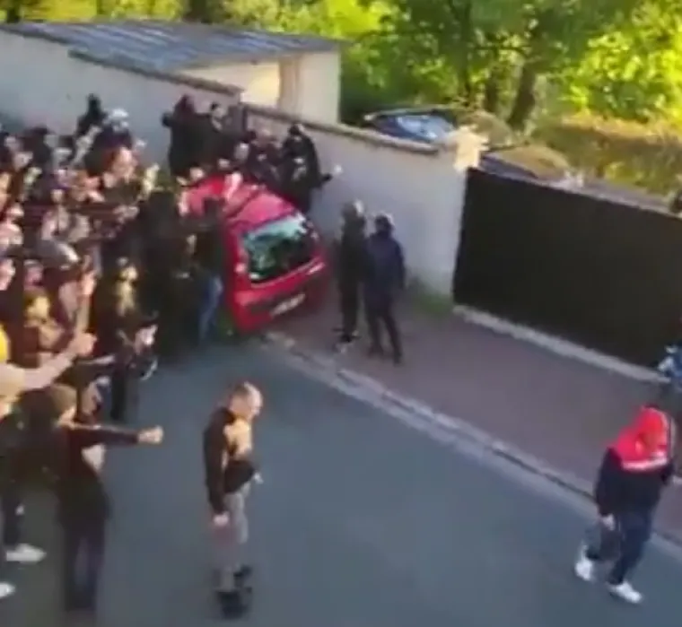 Trenutak kad navijači PSG-a skandiraju protiv Neymara ispred njegove kuće.