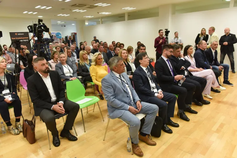 Milanović iz prvog reda pratio otvaranje izložbe, no slavna dama iza njega privukla je puno vi&scaron;e pogleda