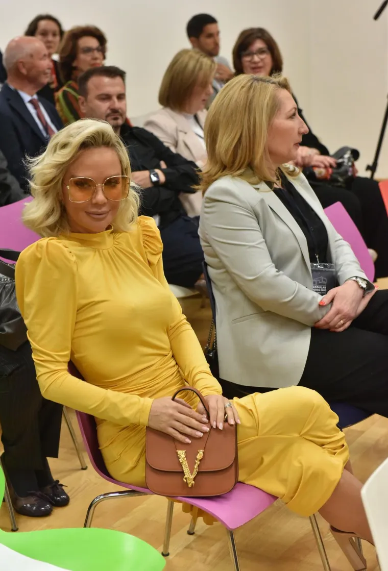 Milanović iz prvog reda pratio otvaranje izložbe, no slavna dama iza njega privukla je puno vi&scaron;e pogleda