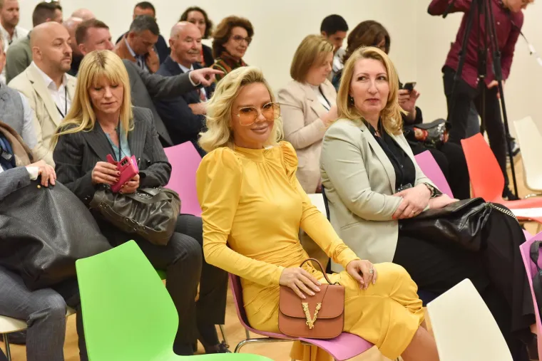 Milanović iz prvog reda pratio otvaranje izložbe, no slavna dama iza njega privukla je puno vi&scaron;e pogleda