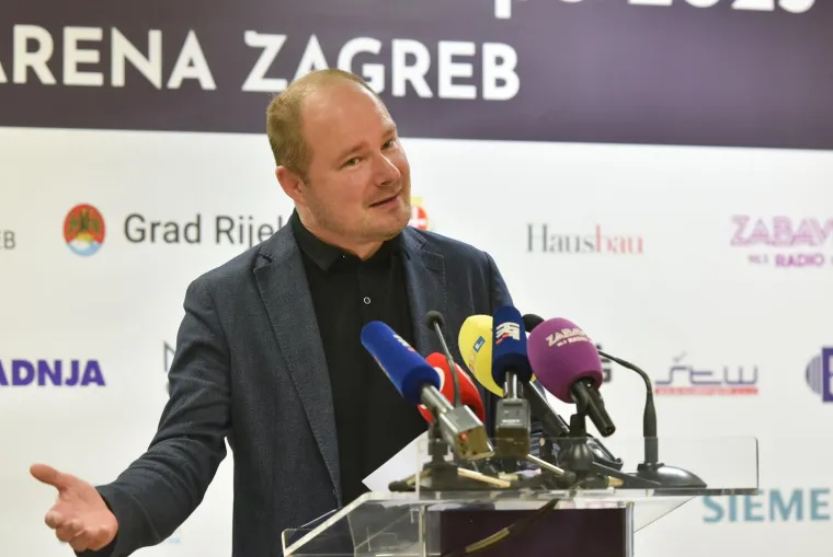 Milanović iz prvog reda pratio otvaranje izložbe, no slavna dama iza njega privukla je puno vi&scaron;e pogleda