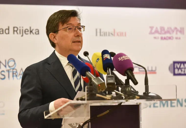 Milanović iz prvog reda pratio otvaranje izložbe, no slavna dama iza njega privukla je puno vi&scaron;e pogleda