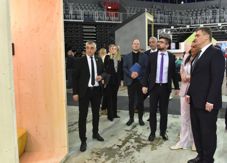 Milanović iz prvog reda pratio otvaranje izložbe, no slavna dama iza njega privukla je puno vi&scaron;e pogleda