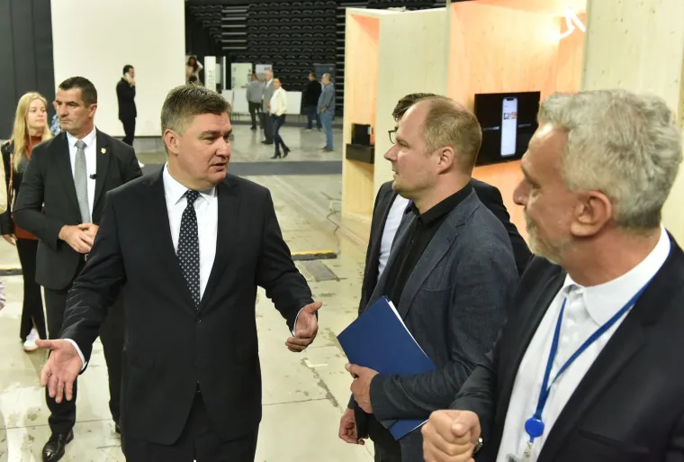 Milanović iz prvog reda pratio otvaranje izložbe, no slavna dama iza njega privukla je puno vi&scaron;e pogleda