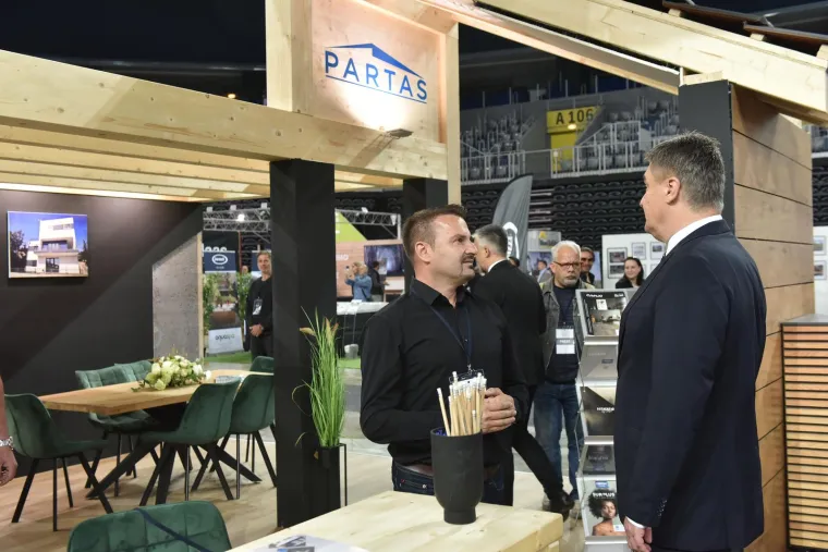 Milanović iz prvog reda pratio otvaranje izložbe, no slavna dama iza njega privukla je puno vi&scaron;e pogleda