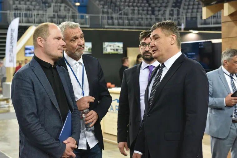 Milanović iz prvog reda pratio otvaranje izložbe, no slavna dama iza njega privukla je puno vi&scaron;e pogleda