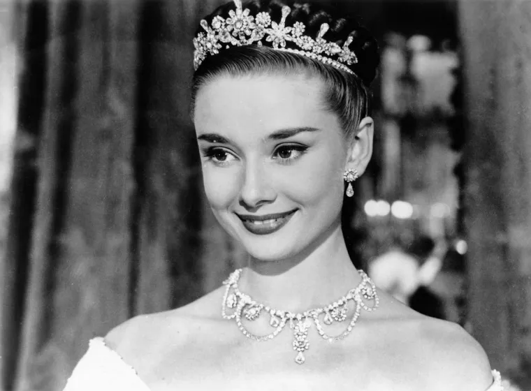 Audrey je svoju karijeru započela kao plesačica, a nakon toga je prešla na glumu. Postala je slavna nakon uloge u filmu &quot;Roman Holiday&quot; (1953), za koju je osvojila Oscara za najbolju glavnu glumicu. Nastavila je glumiti u filmovima poput &quot;Sabrina&quot; (1954), &quot;Funny Face&quot; (1957) i &quot;Breakfast at Tiffany&apos;s&quot; (1961), koji su postali klasici.

