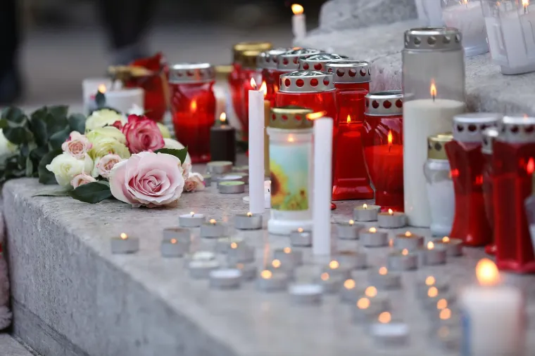 Otkriveno stanje ozlijeđenih u hororu u Beogradu, dječak je na respiratoru: Zagrepčani upalili svijeće za žrtve
