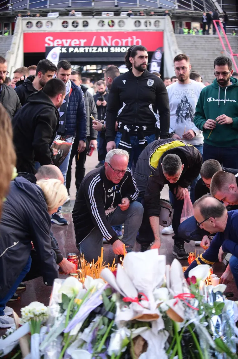 Navijači ispred Partizanove Arene odaju počast žrtvama: 'Čuje se samo poneki jecaj'