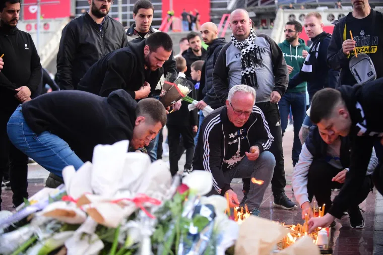 Navijači ispred Partizanove Arene odaju počast žrtvama: 'Čuje se samo poneki jecaj'