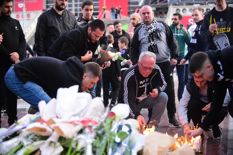 Navijači ispred Partizanove Arene odaju počast žrtvama: 'Čuje se samo poneki jecaj'