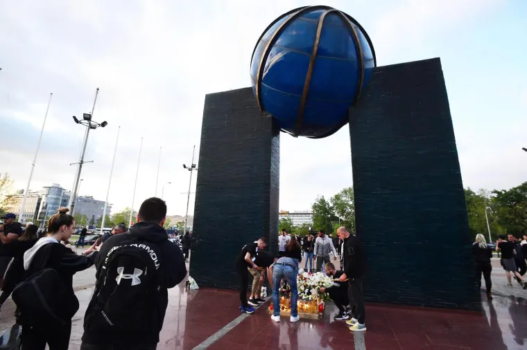 Navijači ispred Partizanove Arene odaju počast žrtvama: 'Čuje se samo poneki jecaj'