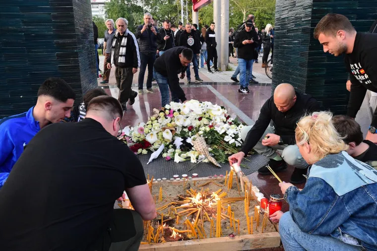 Navijači ispred Partizanove Arene odaju počast žrtvama: 'Čuje se samo poneki jecaj'