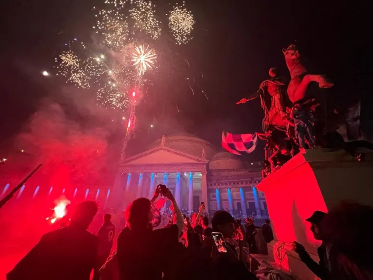 U velikom slavlju na ulicama Napulja od prostrijelnih rana preminuo mu&scaron;karac