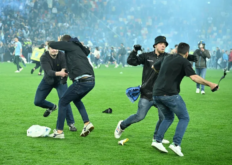 Makljaža ultrasa Udinesea i Napolija štapovima za zastave i remenjima: 'Nećete slaviti Scudetto na našem terenu'