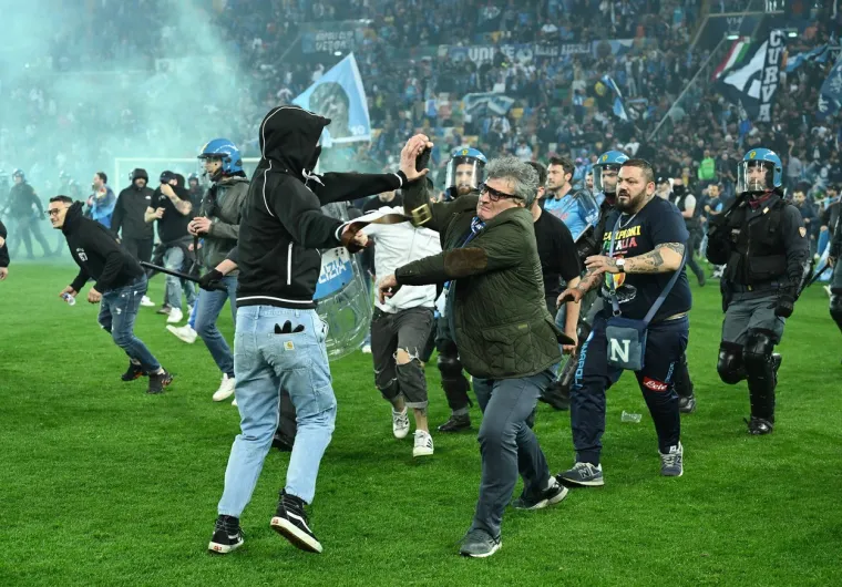 Makljaža ultrasa Udinesea i Napolija štapovima za zastave i remenjima: 'Nećete slaviti Scudetto na našem terenu'