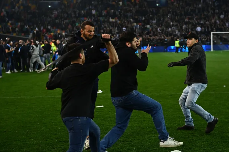 Makljaža ultrasa Udinesea i Napolija štapovima za zastave i remenjima: 'Nećete slaviti Scudetto na našem terenu'