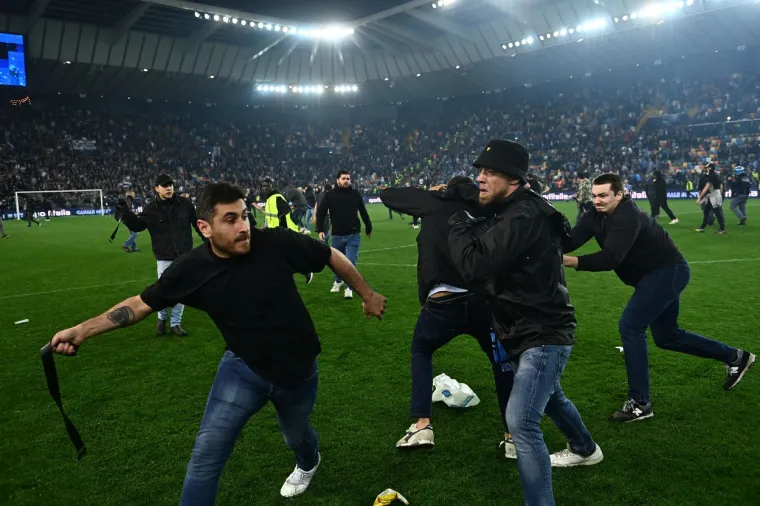 Makljaža ultrasa Udinesea i Napolija štapovima za zastave i remenjima: 'Nećete slaviti Scudetto na našem terenu'